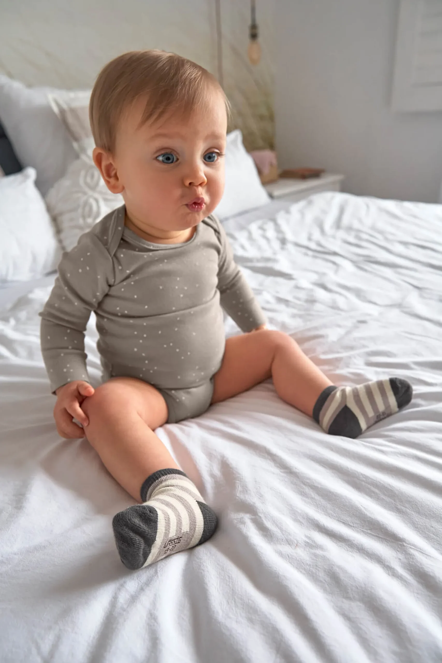 Baby Wickelbody langarm - Bio Baumwolle, Punkte, Taupe