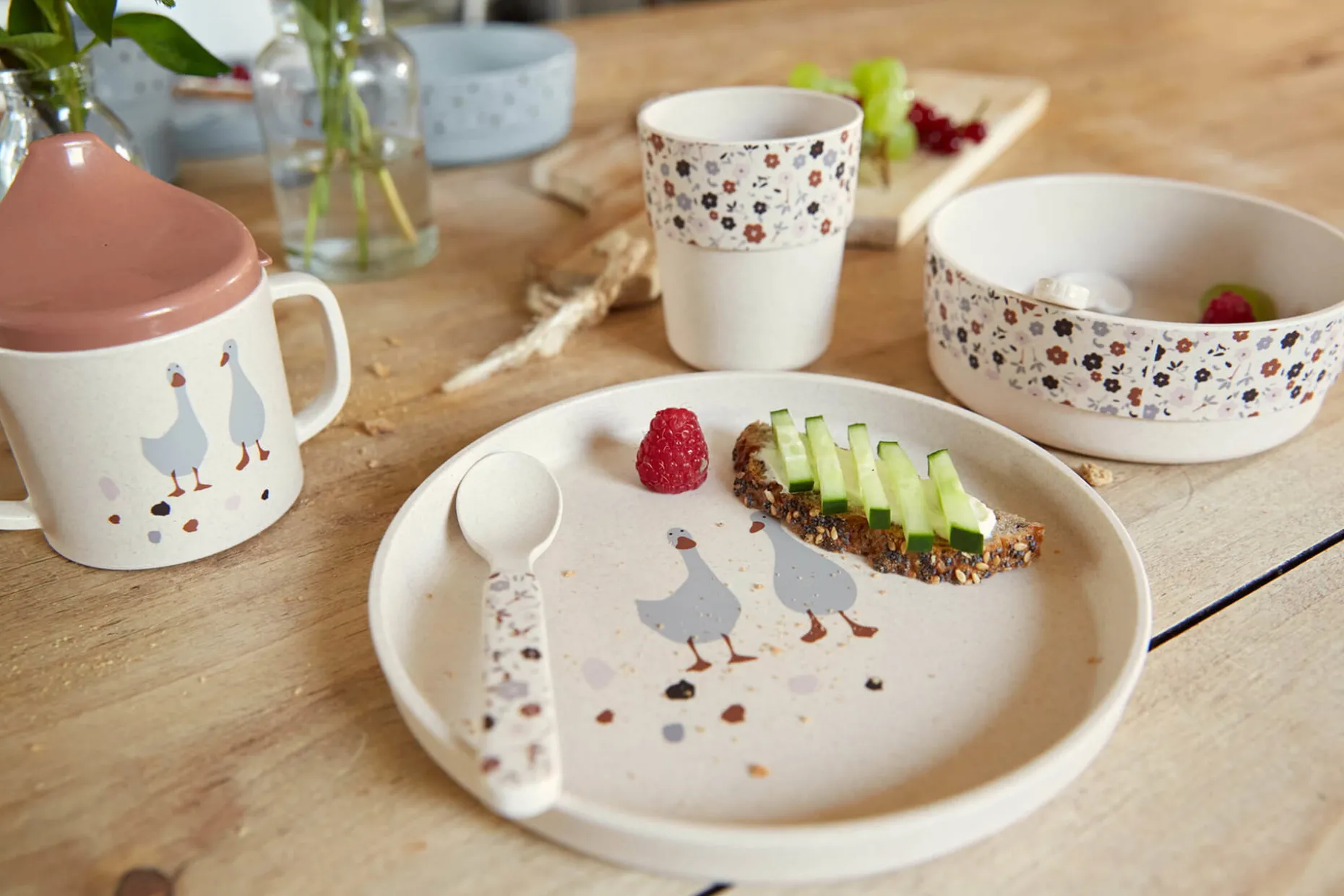 Kindergeschirr Set (Teller - Schüssel - Becher - Löffel) - Tiny Farmer Schaf & Gans, Beige